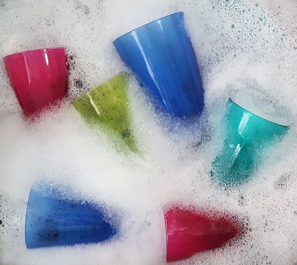 ลองเริ่มที่วางเตรียมฟองน้ำและน้ำยาล้างจานไว้ตั้งแต่ก่อนเริ่มทำอาหาร หลังมื้ออาหารอาจจะอยากล้างจานมากขึ้น